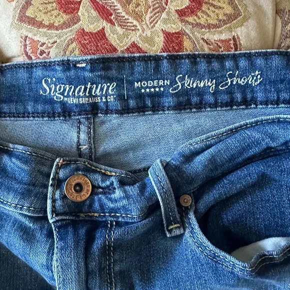 Women’s size 14 Signature By Levi Strauss & Co Modern Skinny Denim Jean Shorts - Picture 2 of 9